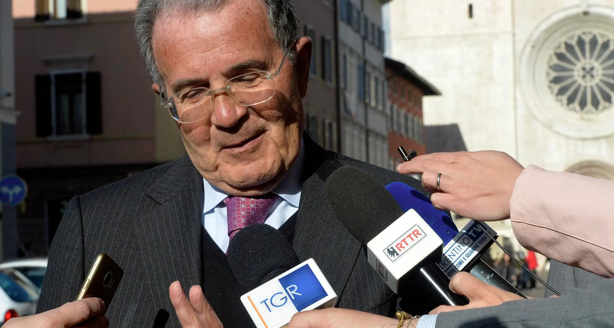 Prodi va all'udienza del papa e gli svaligiano la casa