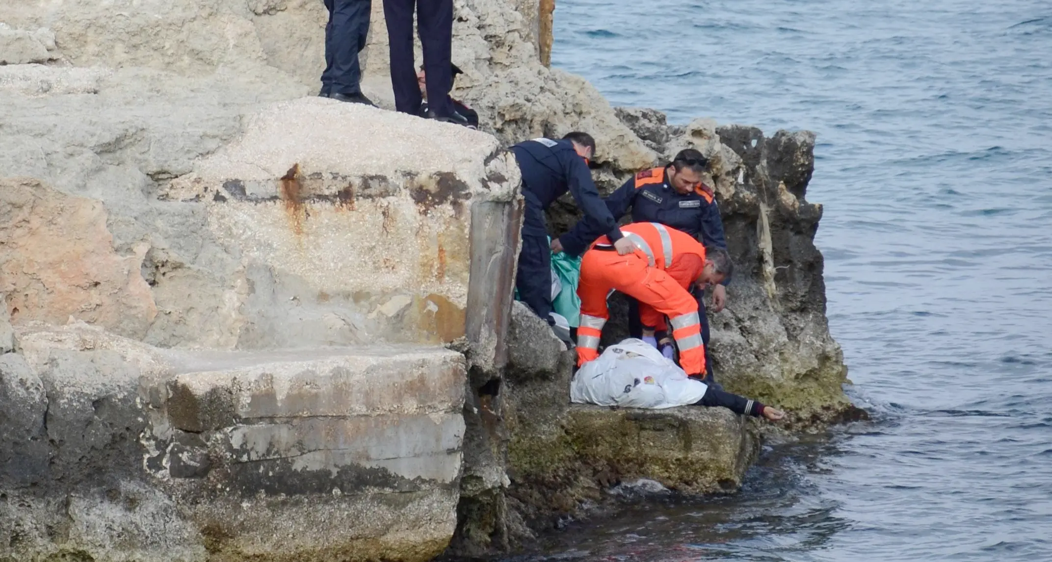 Muore anziano spinto in mare da due ragazzini a Monopoli