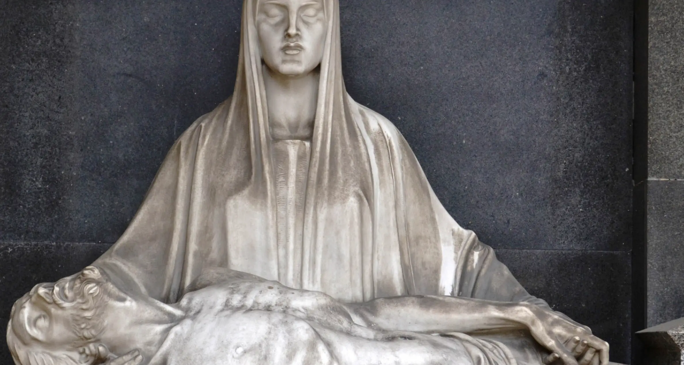 Una caccia al tesoro tra le tombe del cimitero