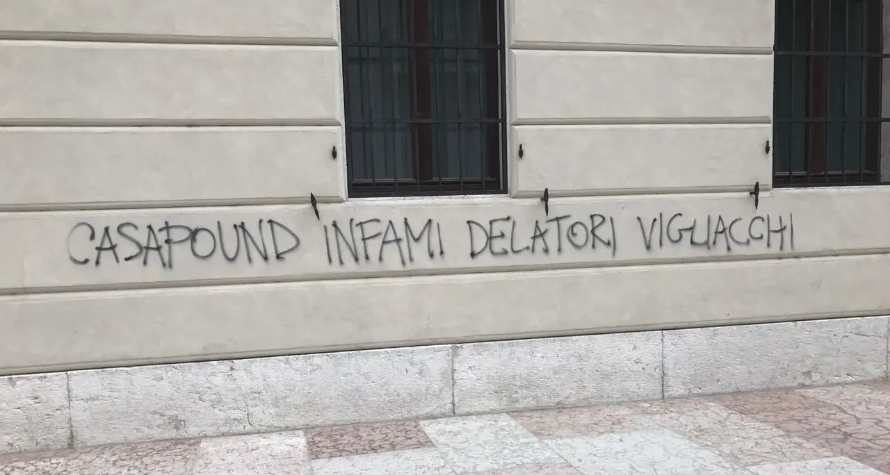 Scritte contro Casapound sui muri del liceo Prati