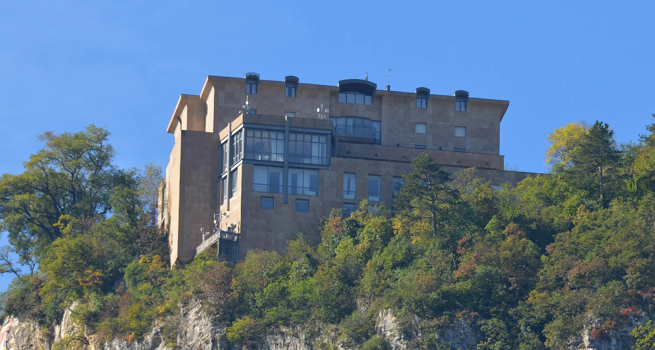 «Hotel Panorama abbandonato». Le foto Cinque Stelle: vandali e ladri in azione Degasperi: Provincia e Comune colpevoli