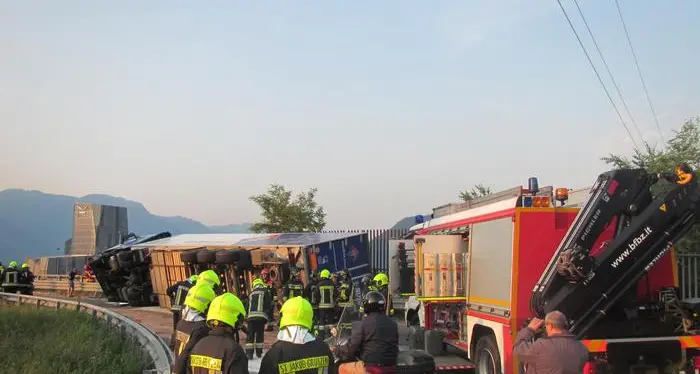 Bolzano sud, traffico in tilt a causa di un tir rovesciato