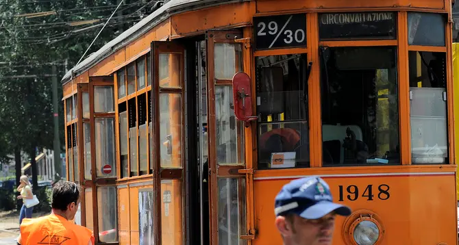 Milano, ragazzina finisce sotto il tram e perde il piede
