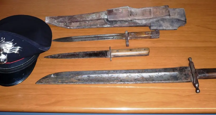 Ubriaco, minaccia i passanti con una spada: denunciato