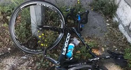 Froome tamponato da auto «Guidatore nervoso, sto bene»