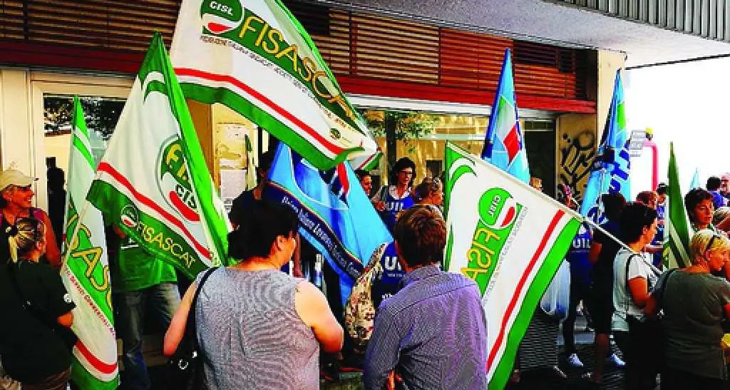 La protesta degli addetti «multiservizi» Mense, bar e pulizie: appalti da migliorare A Trento appello all'Università e all'A22