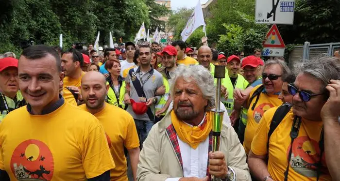Marcia per il «reddito base» Renzi contesta i Cinque Stelle