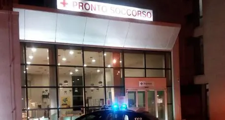 Uccide paziente in ospedale e cerca ferire infermieri