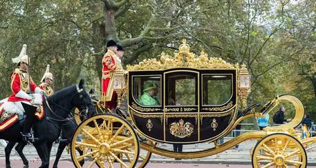 Trump, per la sua visita in Gran Bretagna vuole la carrozza della regina Elisabetta