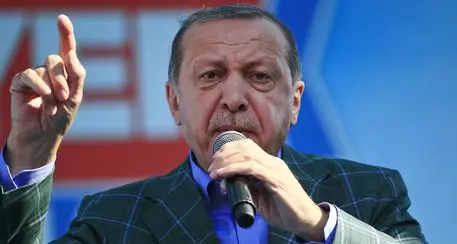 Turchia spaccata, Erdogan vince di misura referendum