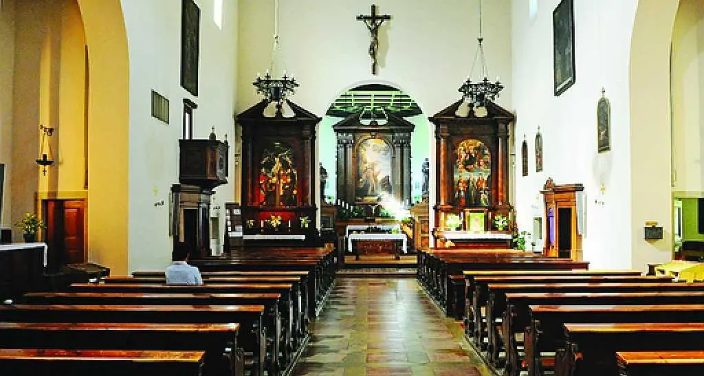 Derubata del portafoglio in chiesa