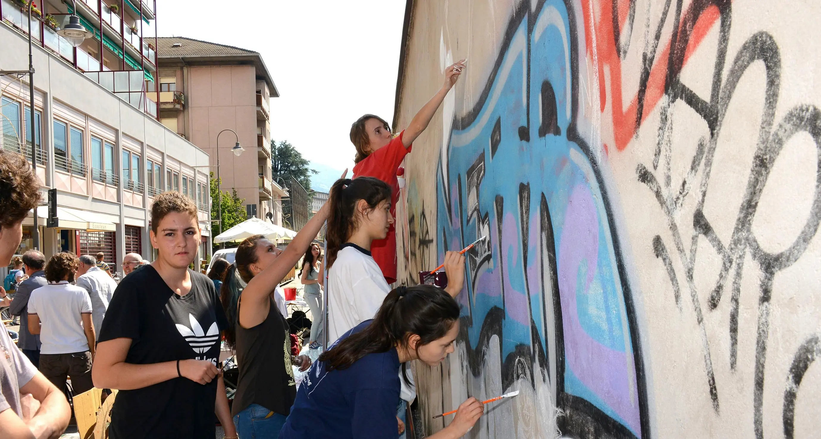 Muri ripuliti e abbelliti dagli studenti del liceo