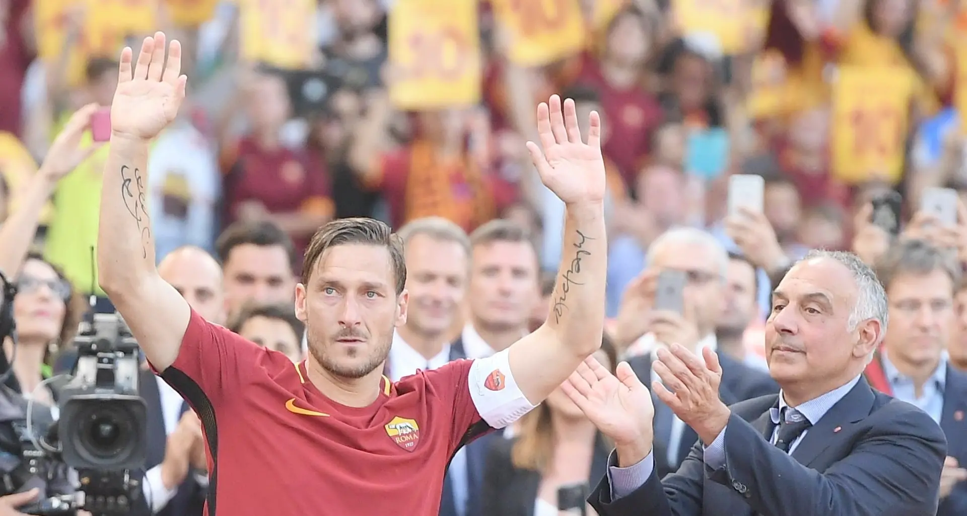 L'addio in lacrime di Totti «Ho paura, ho bisogno di voi»