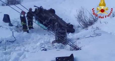 Auto fuori strada vicino Passo Pordoi