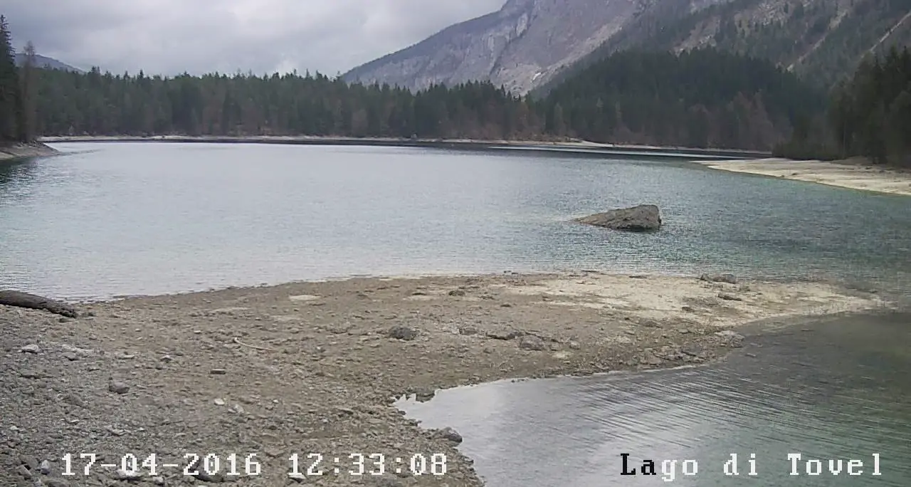 Nel lago di Tovel emergono massi e tronchi