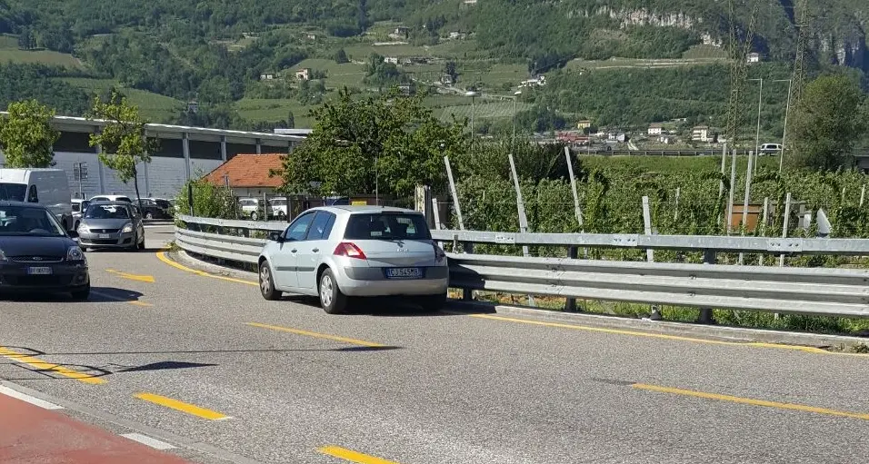 Auto contromano in via Maccani