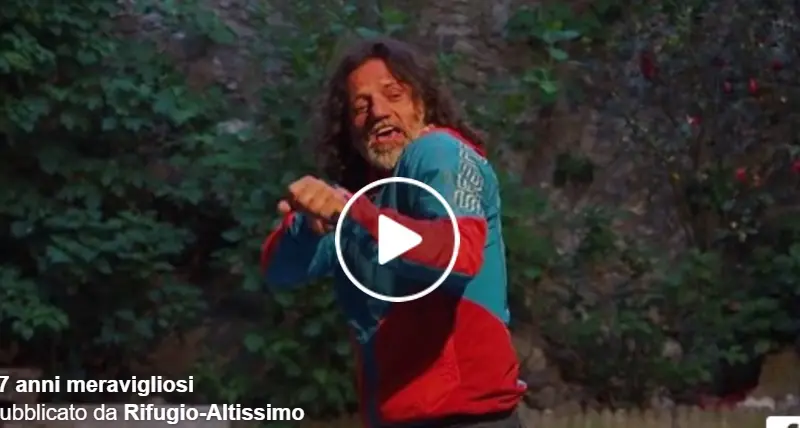 Zampiccoli lascia il rifugio e canta «Ti amo» di Tozzi Guarda il video