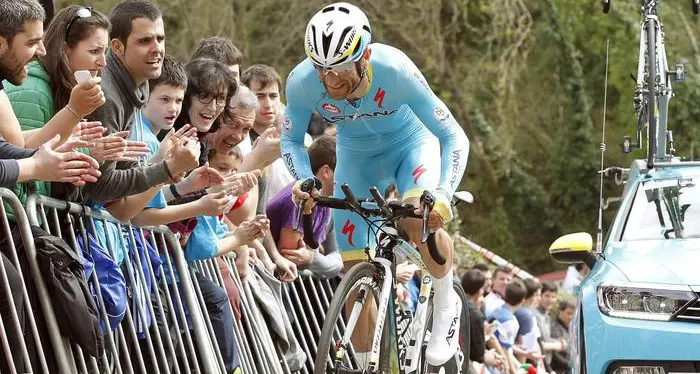 La tragedia di Scarponi riapre la questione sicurezza dei ciclisti