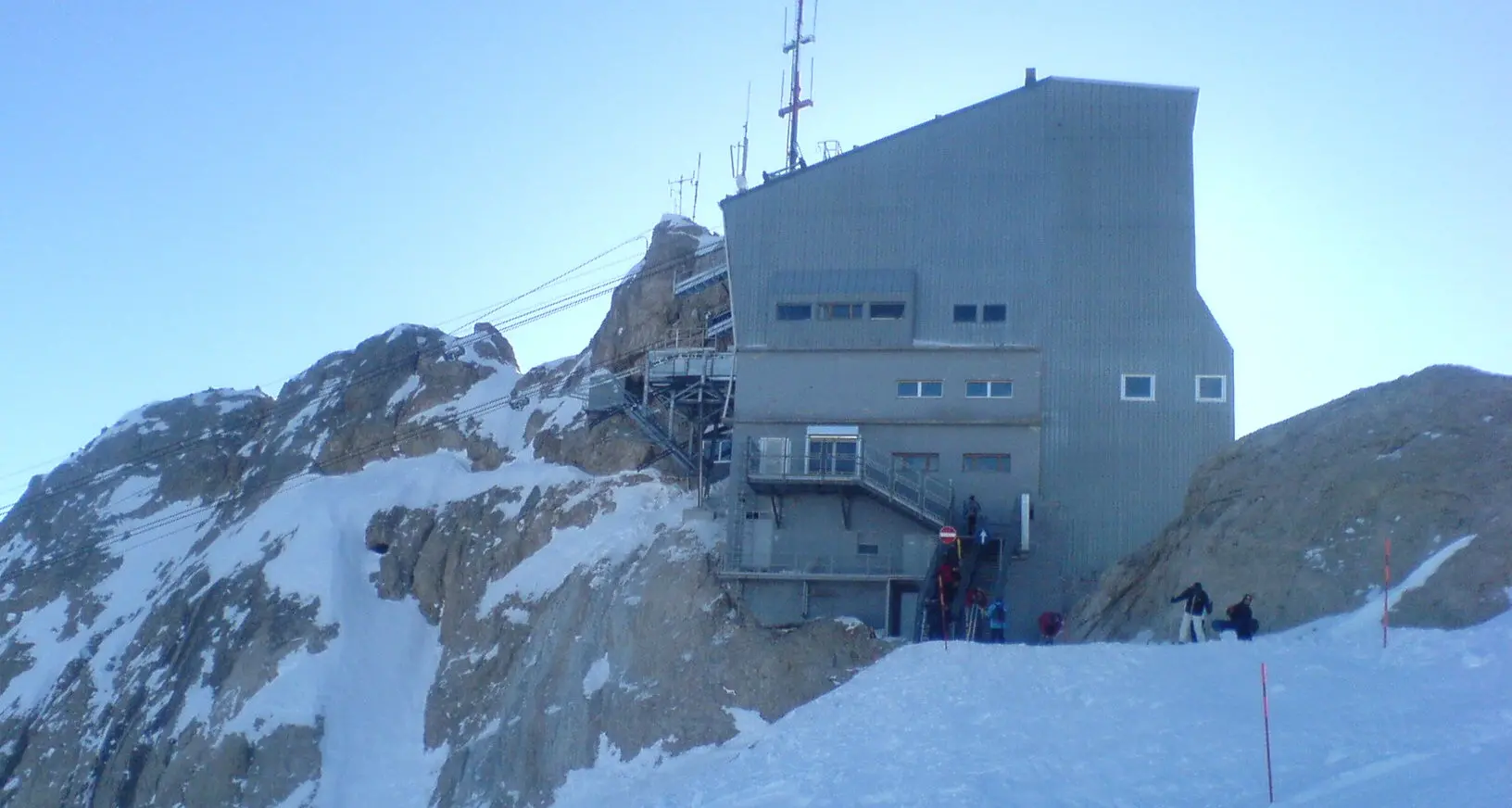 Marmolada, snowboarder sprofonda in una voragine nella neve: salvato
