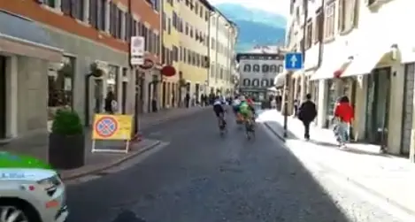 Polemica sul Tour of the Alps «Pedoni messi in pericolo» Trento, zero transenne e vigili Guarda il video