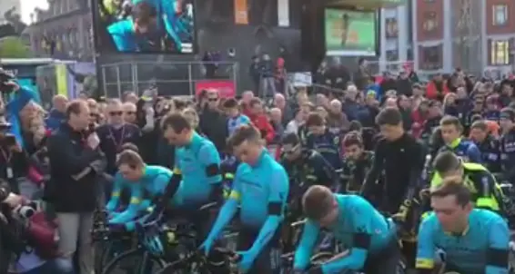 Il toccante omaggio a Michele Scarponi alla partenza della Liegi-Bastogne-Liegi
