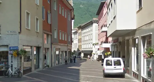 Due ragazze rubano l'incasso del negozio