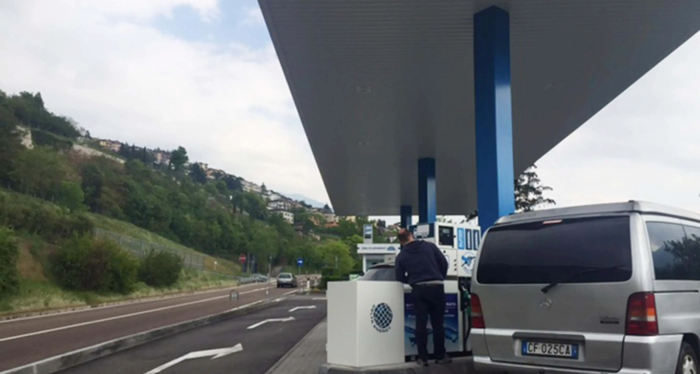 Assalto notturno al distributore Delta Energy L'allarme mette in fuga la banda di ladri