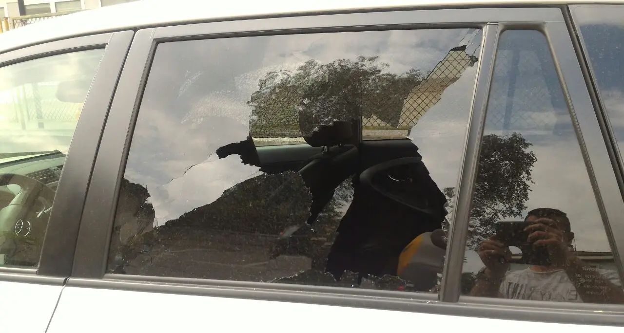 Vandali in via Battisti Mori, auto presa di mira