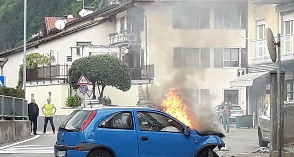 Schianto contro un muro a Melta: auto prende fuoco: un ferito