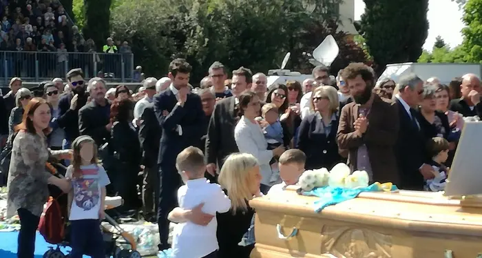 Più di cinquemila persone per l'addio a Michele Scarponi
