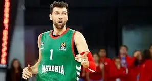 Andrea Bargnani saluta il Saski Baskonia