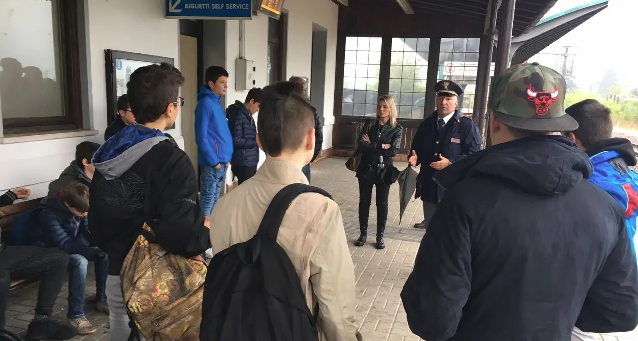 Studenti a lezione di sicurezza in treno