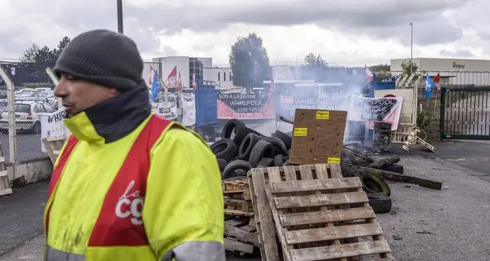Francia, scontro Macron-Le Pen L'ex ministro fischiato dagli operai