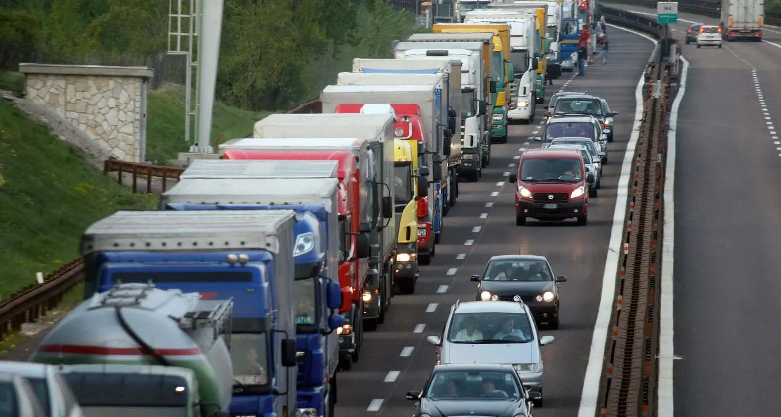 A22, arriva l'eurovignetta per l'extra pedaggio dei Tir È un obbligo Ue per la nuova concessione in-house Così si favorisce il trasbordo sui treni, ma Rossi frena