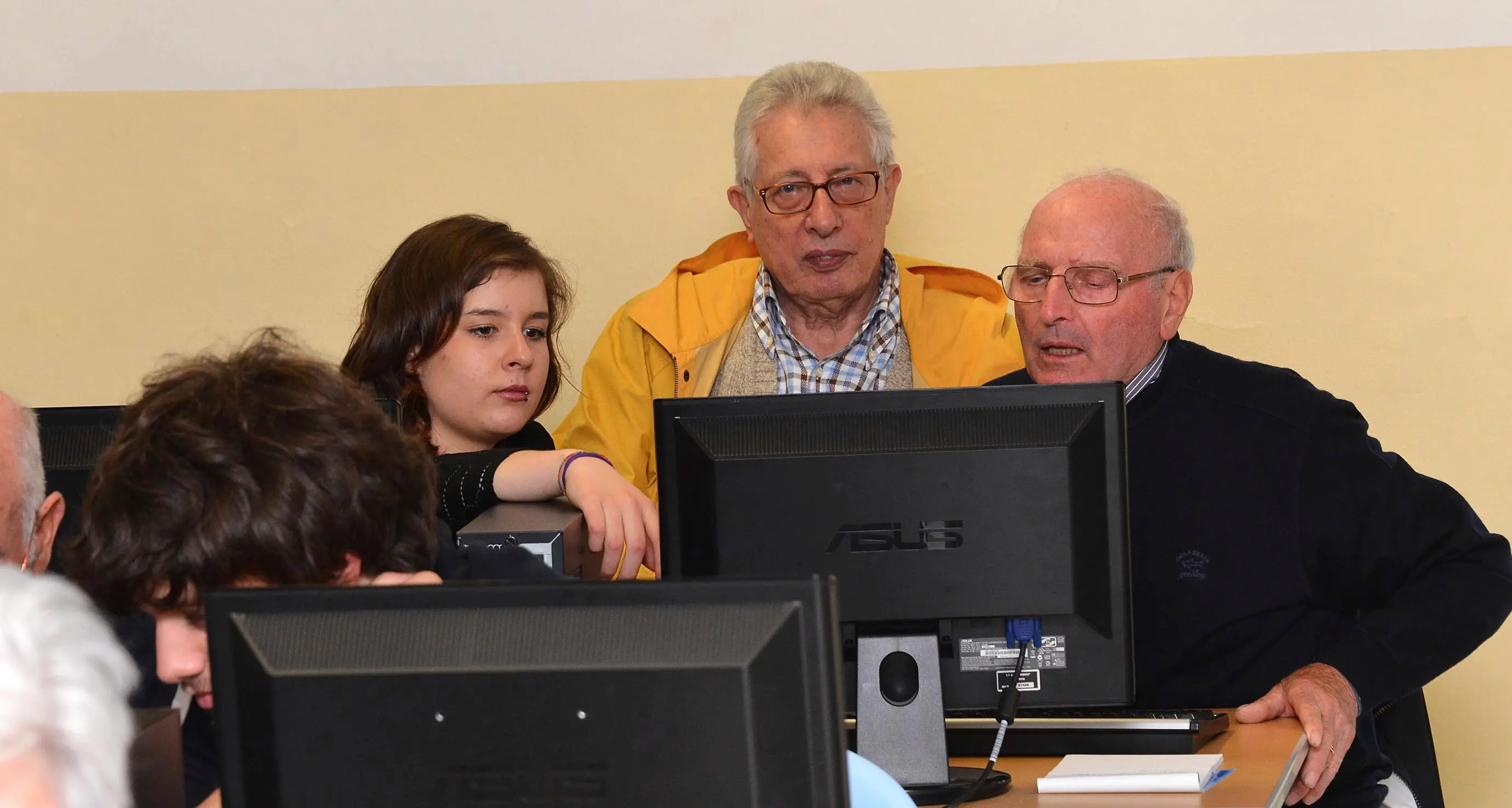 I giovani insegnano ai nonni a usare Skype e WhatsApp