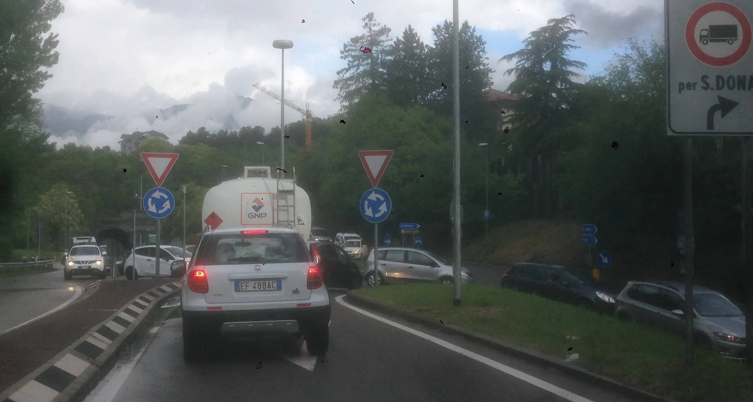 Un incidente manda in tilt il traffico dalla collina alla città