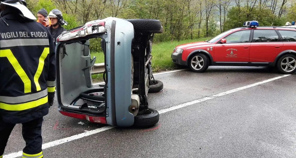 Auto ribaltata a Cadine, ferita una ragazza