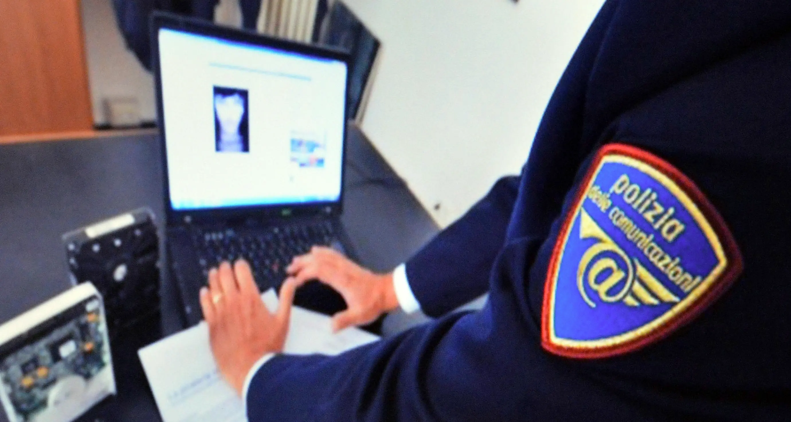 Adescava minori sui social, arrestato un impiegato di Trento
