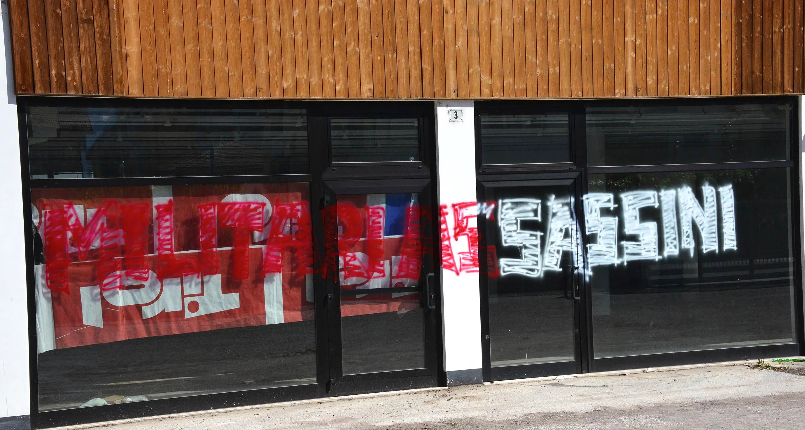 Anarchici in via Monte Baldo Festa e scritte sull'ex Prix