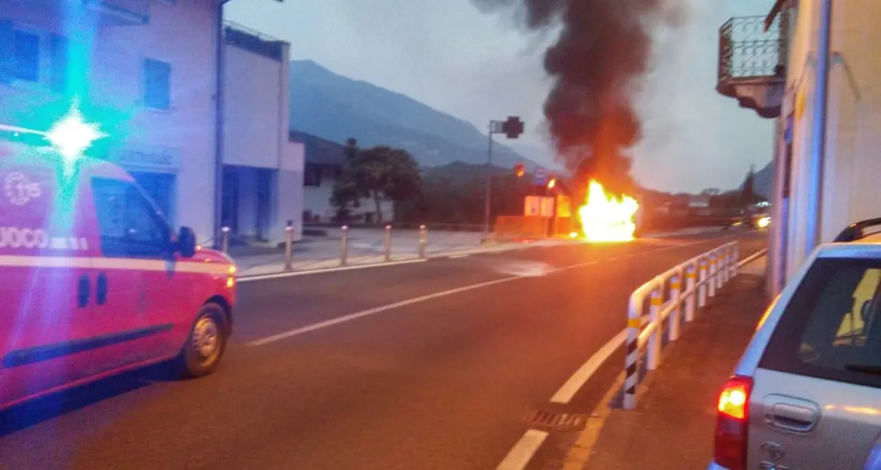 Fiamme e paura sulla Gardesana