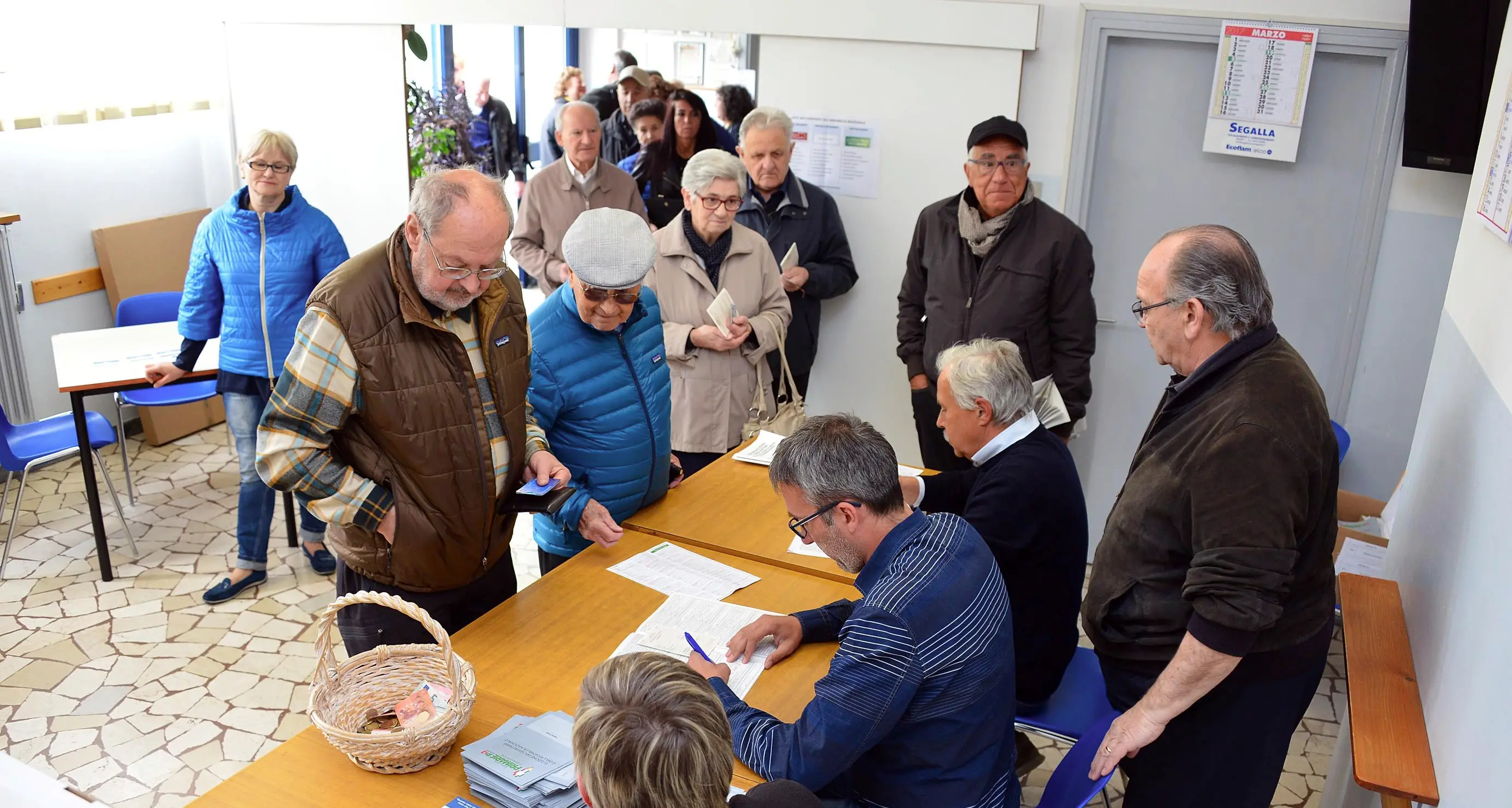 Elettori del Pd ai seggi per scegliere il leader