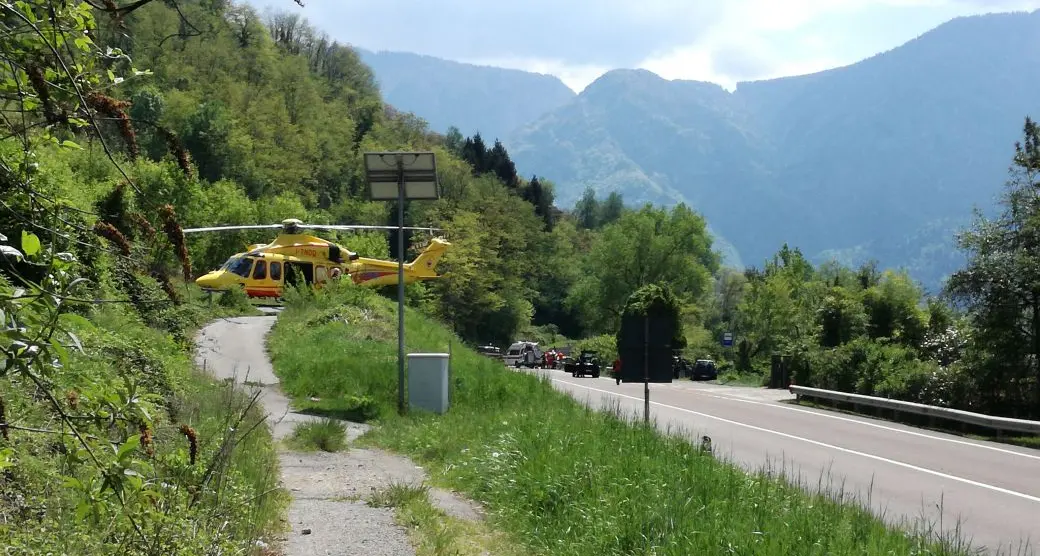 Scontro bici-moto alle Terrazze, ferita una donna