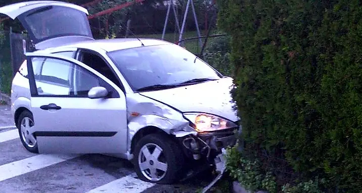 Auto contro colonna metano Tre abitazioni evacuate