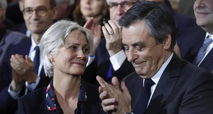 Francia, Fillon convocato dai giudici Il candidato conservatore: continuo
