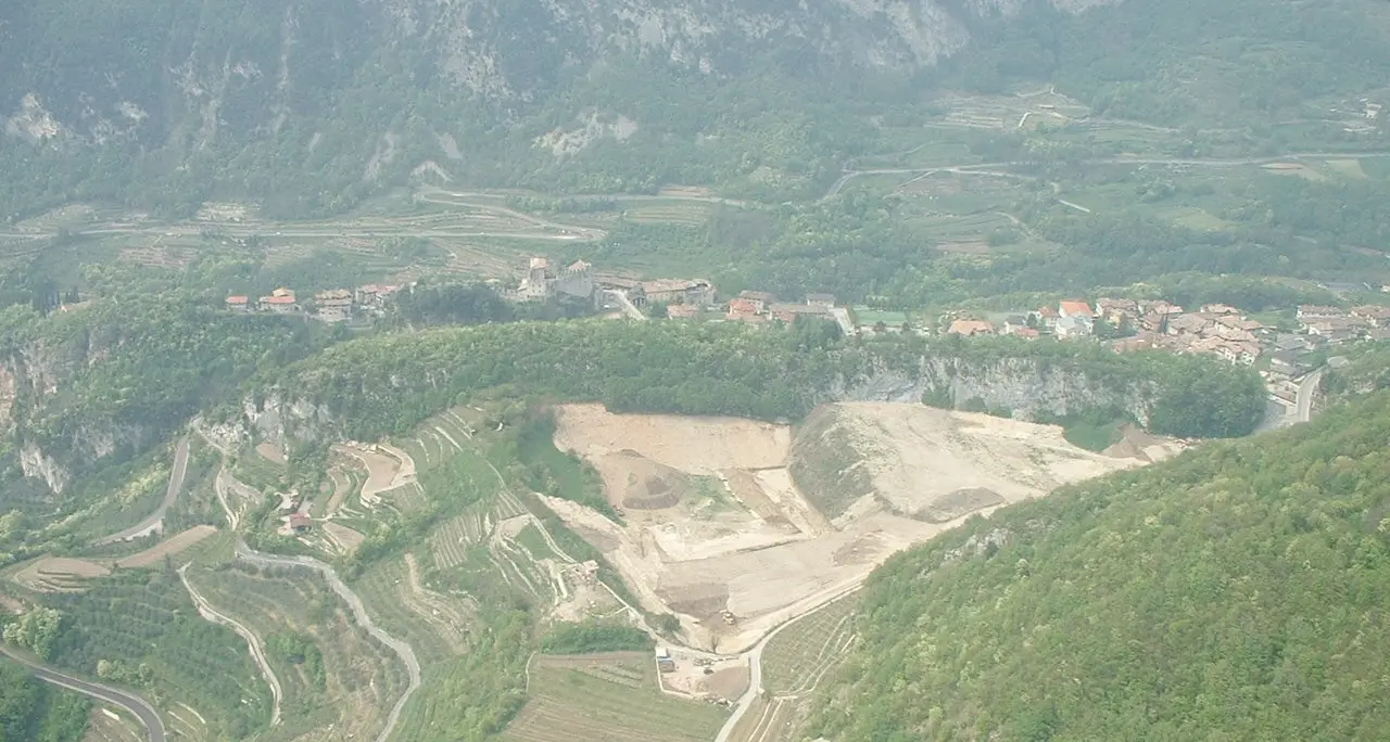 «Vermione, una discarica senza controlli» Ambiente, denuncia di Progetto Tenno