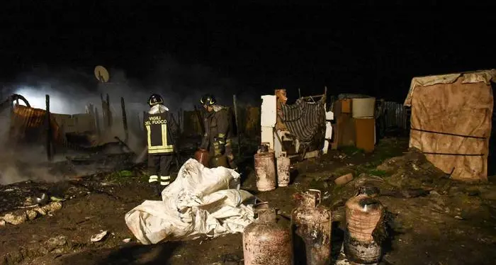 Rogo nella baraccopoli Muoiono due migranti