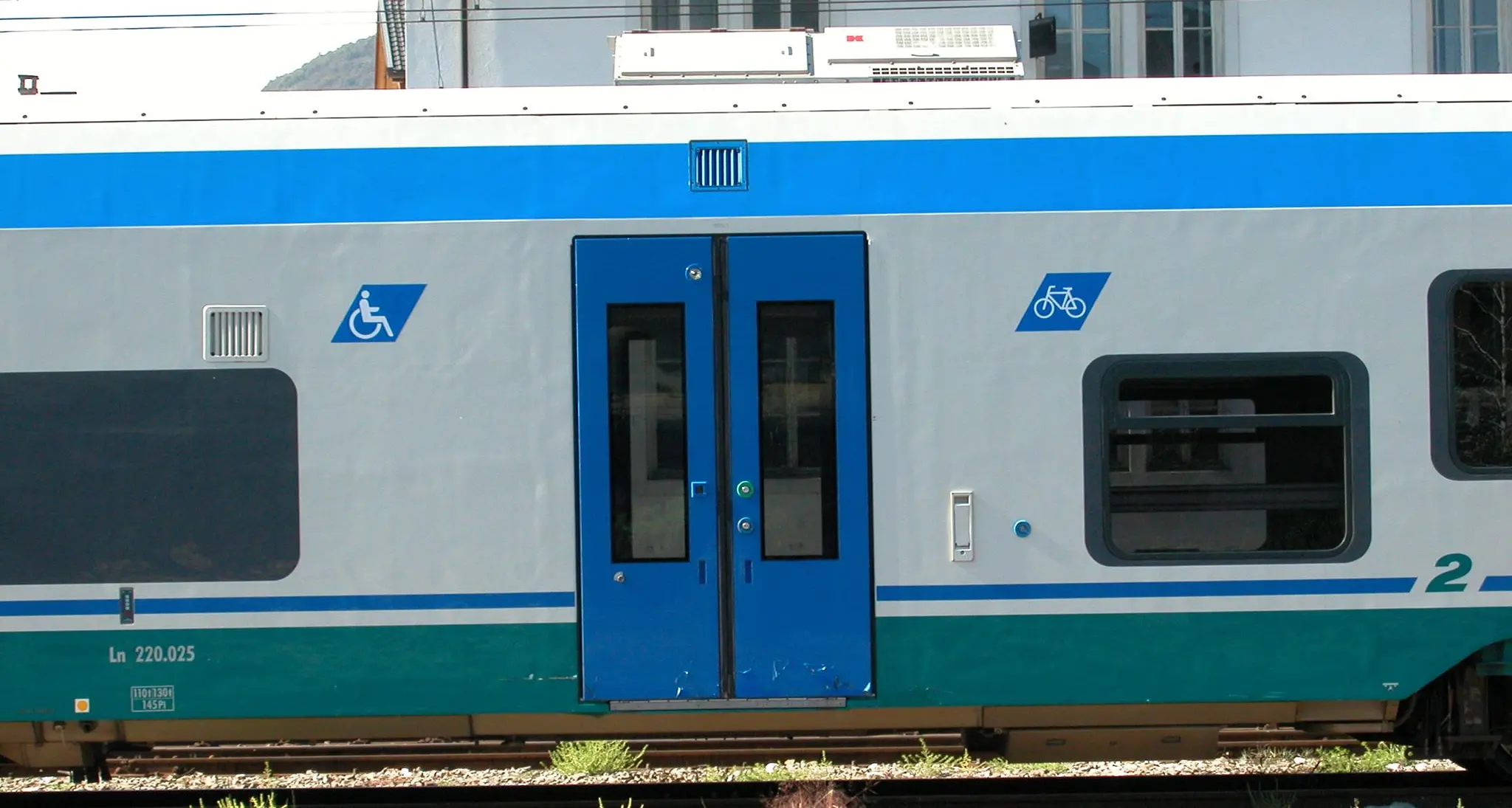 Senza biglietto si sdraia sui binari del treno: denunciato