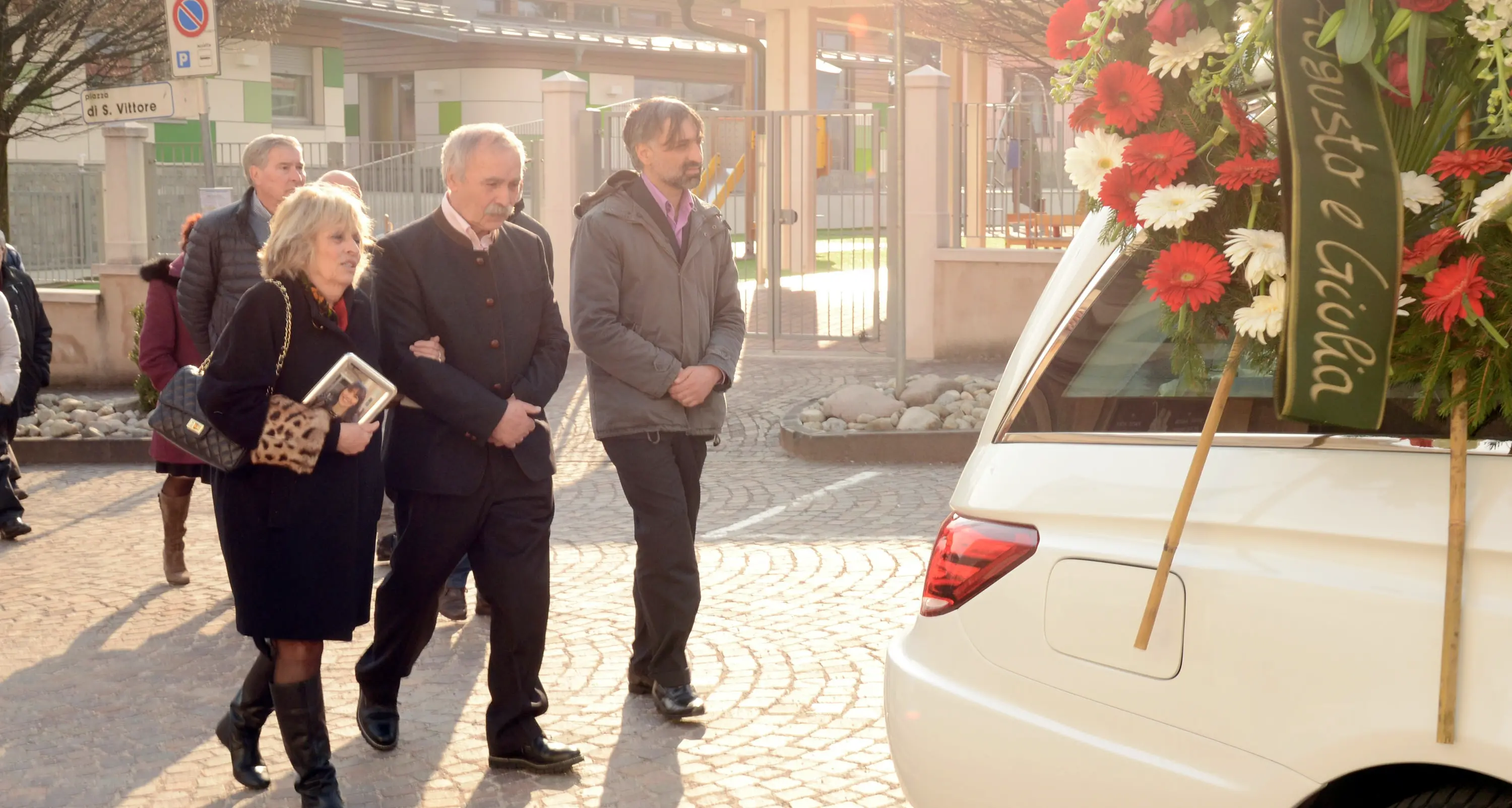 In val di Non è il giorno del dolore L'ultimo abbraccio a Cristina e Adolfo