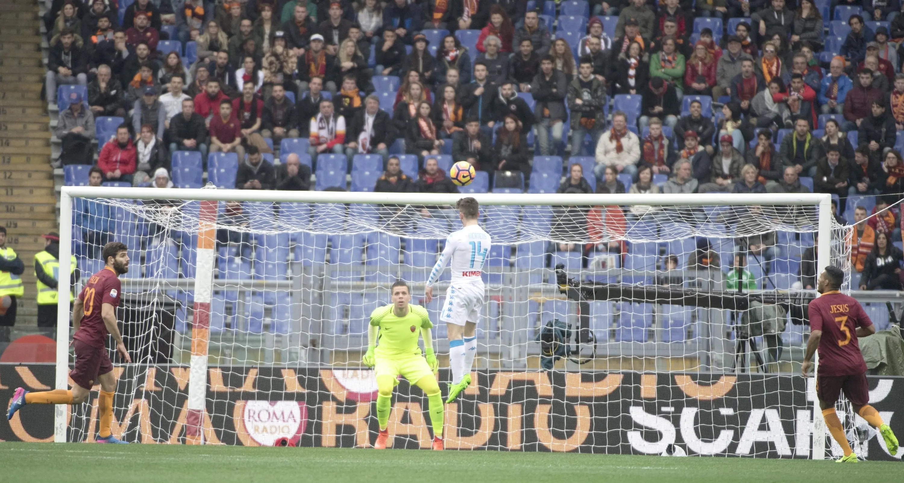 Il Napoli batte la Roma e consegna lo scudetto alla Juve