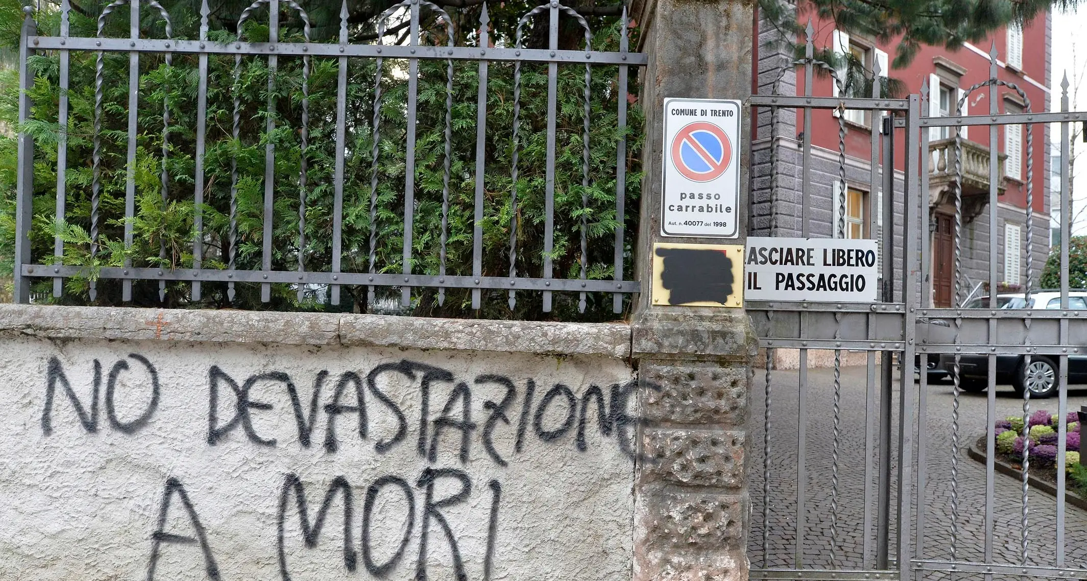 Vallotomo, vandali in azione contro le sedi del Pd